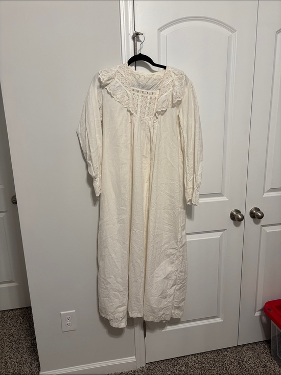 Eileen West Other - Eileen West Cream Lace-Trim Nightgown Vintage